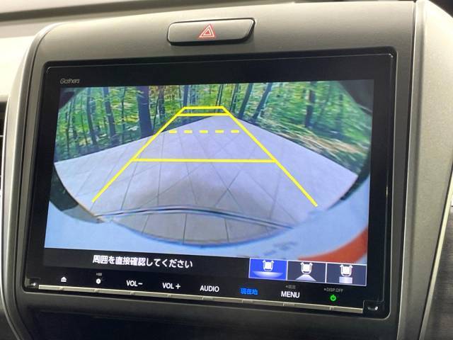 【バックカメラ】駐車時に後方がリアルタイム映像で確認できます。大型商業施設や立体駐車場での駐車時や、夜間のバック時に大活躍！運転スキルに関わらず、今や必須となった装備のひとつです！