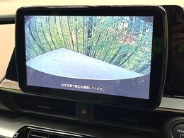 【バックカメラ】駐車時に後方がリアルタイム映像で確認できます。大型商業施設や立体駐車場での駐車時や、夜間のバック時に大活躍！運転スキルに関わらず、今や必須となった装備のひとつです！