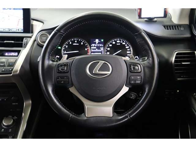 ステアリングにはヒーターを装備。手先が冷える時期にも手のひらから温めてくれます。ハンズフリー電話や音声認識、オーディオ操作やインフォメーションディスプレイ内の表示切替えができるスイッチも備えています。