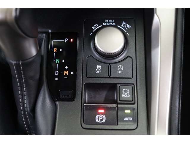 気分や走行状況に合わせて走りを選べるドライブモードセレクトを装備。燃費の改善や向上を後押しし、排出ガスを抑えるアイドリングストップ機能の切替えも出来ます。シーンに応じてうまく活用してくださいね。