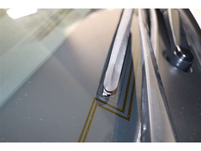 フロントガラスの曇りや、雪や凍てつき対策のためにフロントワイパーの下にワイパーデアイサー（熱線）が装備されています。寒い季節、フロントガラスが凍てついてワイパーが動かなくなる心配がなくなります。