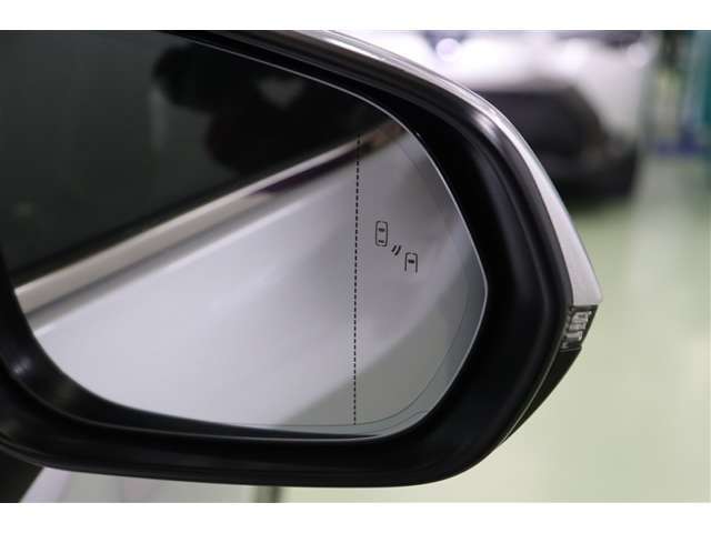 ブラインドスポットモニター（BSM）を装備しています。隣を走る車両が死角に入るとミラー内LEDインジケーターが点灯。さらに、ウィンカーを出すとインジケーターが光って点滅して注意を促してくれます。