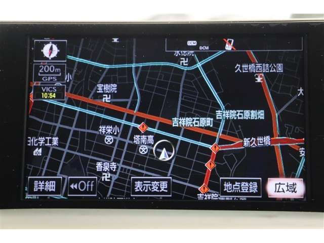 視線移動の少ない位置にセットされたメーカSDナビ。CD・DVD・ブルーレイ・SD・高画質なフルセグTV対応です。ナビ連動のETC「DSRC」搭載。利用日や料金の確認がモニターで確認出来て便利ですよ。