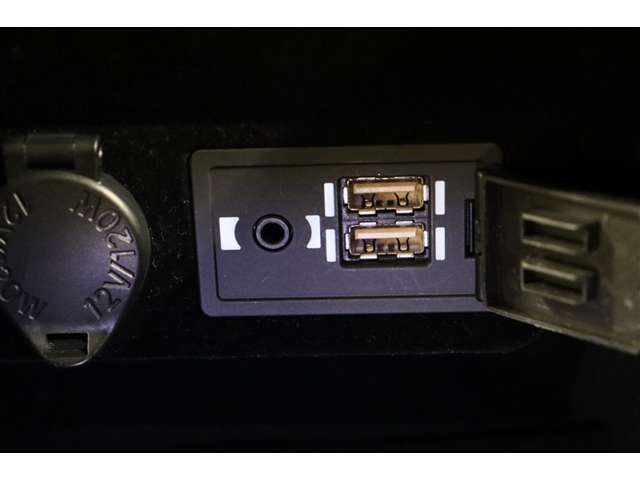 スマホやiPodを直接カーオーディオに接続し、音楽を高音質で楽しめるAUXを装備。スマートフォンの充電などに便利なUSBポートも装備されています。車内にあると便利なアイテムのひとつですね！