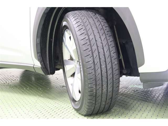タイヤサイズ　225/60R18。立体的でアグレッシブなデザインの純正アルミホイールを装着しています。さりげなく主張するレクサスマークが、レクサスオーナーとしての満足感を高めます。