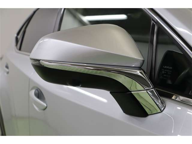 シルバー加飾がアクセントになったお洒落なウインカーミラーです。ウインカーミラーはお洒落なだけでなく、対向車や歩行者からの視認性が良く安全性が向上し、事故防止にもつながります。