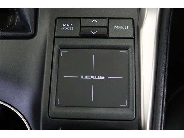 ドライビングポジションはそのままに、自然と手がゆく場所にリモートタッチを配置。パソコンのマウス操作の様にディスプレイ内のポインターを操作し、ナビやオーディオなどの設定を指先ひとつで行うことができます。