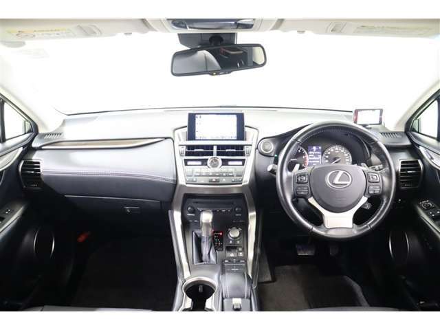 低い位置で水平軸をとることで広々とした開放感があり、高級感と機能美を併せ持ったクオリティーの高い運転席廻りです。