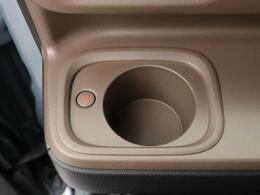 カップホルダーは運転席や助手席からちょうど手の届く位置です！！