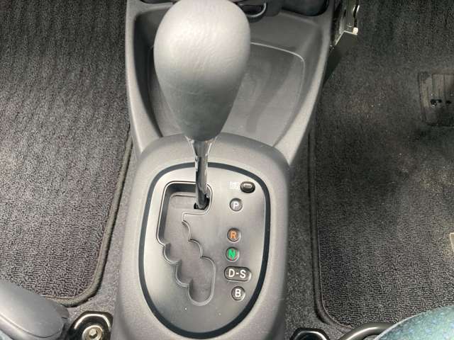 ゲート式シフトレバーで確かな操作が可能