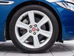 18インチ6スポークアルミホイール。エクステリア全体にマッチするようにデザインされ、車体との一体感とスポーティな印象を感じられます。走行中も停車中も存在感を際立たせます！