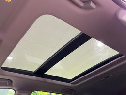 【サンルーフ】開放感たっぷりの希少装備、サンルーフが装着されています！車内に明かりを取り入れたり景色を楽しむ以外にも、車内の空気も簡単に換気できて快適です！