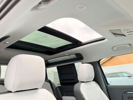 【電動パノラミックルーフ】車内に気持ちいい自然光が差し込み、頭上に広がる風景をお楽しみいただけます。快適な車内温度を維持し日差しから乗員とインテリアを守るダークカラーのガラス。電動ブラインド付き！
