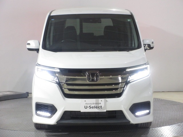 ハロゲンより明るく、より遠くまでさらなる安心感のあるLEDヘッドライトを採用。照射軸の上下方向を自動調整するオートレベリング機構、点灯忘れも防止できるオートライトコントロール機構付きです。