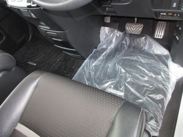 Hondaアクセス純正の新品フロアマット付きです。フレッシュなマットで快適なカーライフをお過ごしくださいませ。