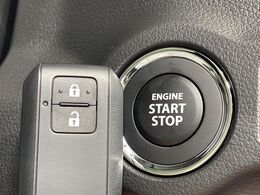 【キーレススタートシステム】カバンやポケットに入れたままでもドアの施錠・解錠が可能なスマートキーを装備。エンジンのオン・オフ時もカギを取り出す必要が無いからとっても便利です♪