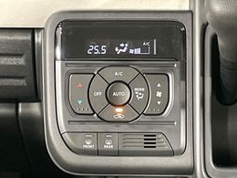 【オートエアコン】一度お好みの温度に設定すれば、車内の温度を検知し風量や温度を自動で調整。暑い…寒い…と何度もスイッチ操作をする必要はありません。快適な車内空間には必須の機能ですね♪
