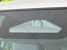 【スズキ　セーフティサポート】走行中に前方の車両等を認識し、衝突しそうな時は警報とブレーキで衝突回避と被害軽減をアシスト。より安全にドライブをお楽しみいただけます。