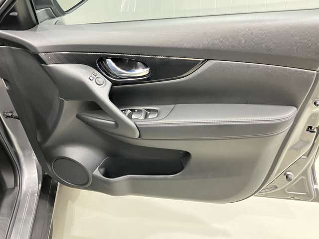 【運転席ドア】ボトルホルダーや収納ポケットが付いているので運転席周りもスッキリ保てます★