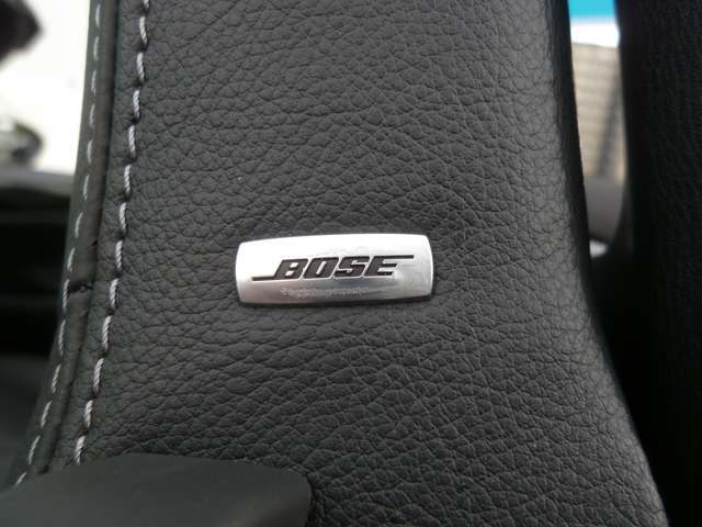 BOSEサウンドシステムを搭載。「良い音を出す」ではなく、その車種のごとに特徴を計算（車種専用設計）し、「反響音」を作り出すことによってどの座席でも自分中心で音が聴こえ、「心地よい空間」を作り出します。