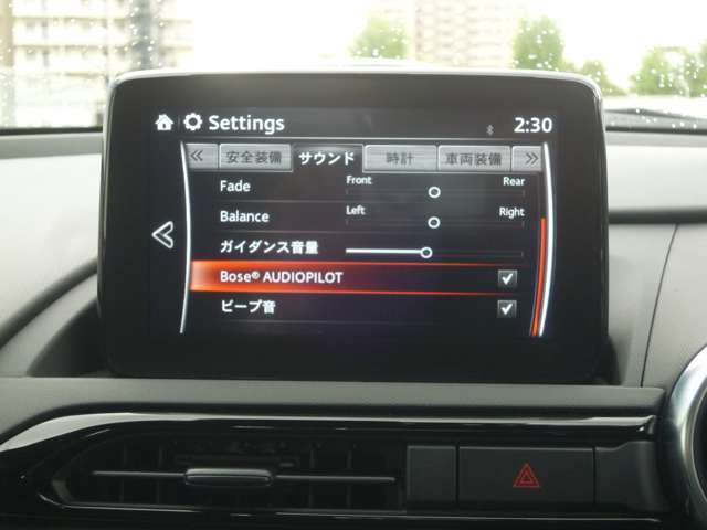 BOSEサウンドシステムを搭載。「良い音を出す」ではなく、その車種のごとに特徴を計算（車種専用設計）し、「反響音」を作り出すことによってどの座席でも自分中心で音が聴こえ、「心地よい空間」を作り出します。