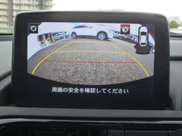 カラーで後方映像をモニターに映し出してくれるので、ショッピングモールのような狭い駐車場であったとしても障害物を見つけ、楽々駐車することができますね。