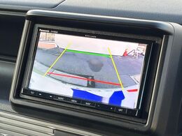 【バックカメラ】駐車時に後方がリアルタイム映像で確認できます。大型商業施設や立体駐車場での駐車時や、夜間のバック時に大活躍！運転スキルに関わらず、今や必須となった装備のひとつです！