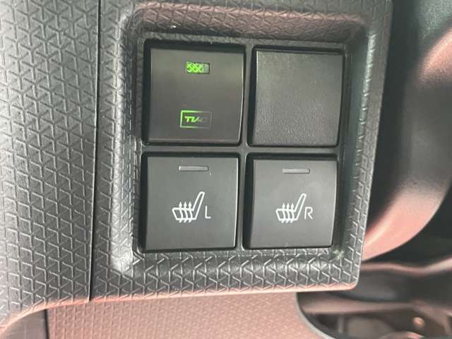 みなさまのカーライフに安心をプラス！ 故障しやすいパーツはもちろん、壊れた際に高額な修理費用がかかってしまうパーツまで、広範囲でカバーする「中古車保証」をご用意しております。