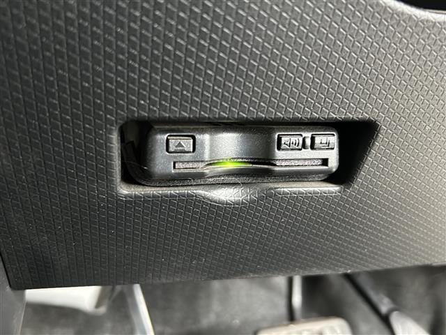 【ETC】有料道路を利用する際に料金所で停止することなく通過できる、ETC車載器（ノンストップ自動料金収受システム機器）が装備されています。セットアップを行うことで利用可能になります。