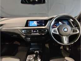 BMWの運転席はドライバーオリエンテッドという構造を採用。ドライバー目線の操作がしやすい設計になっており、ドライブ中にも目線の移動が少なく運転中にも簡単に操作ができます。