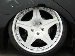 レオンハルトオルデンCV19インチAWが装着されております！定価約55万円になります。