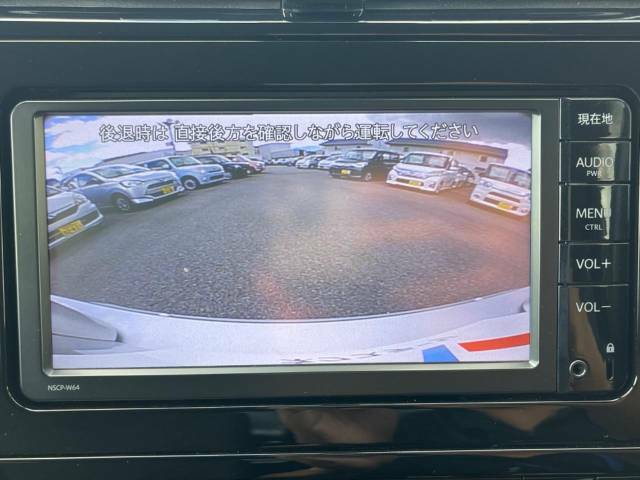 【バックカメラ】駐車時に後方がリアルタイム映像で確認できます。大型商業施設や立体駐車場での駐車時や、夜間のバック時に大活躍！運転スキルに関わらず、今や必須となった装備のひとつです！