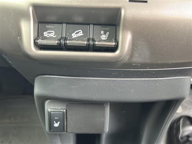 【シートヒーター】シートを温めてくれる暖房機器です！長時間座っていると負担が掛かりやすい背中や腰、または冬場などの寒い日に冷えやすい脚部に快適なぬくもりを伝えます。