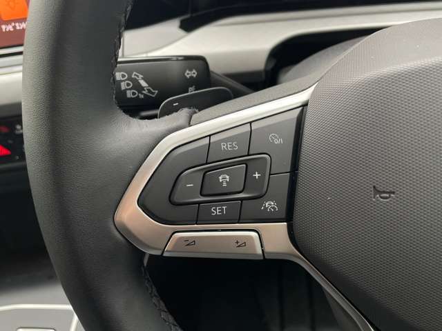【アダプティブクルーズコントロール】前車の速度に合わせて自動追従可能です。主に高速道路での疲労の軽減に役立ちます。