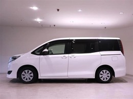 両側のスライドドアが電動で開閉します。操作はワイヤレスキー、室内のコントロールスイッチ、ドアハンドルでおこなえます。お子様・お年寄りの方も楽に開閉でき、狭い道でも安心ですね！