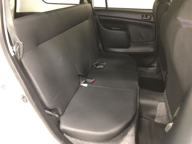 フロントシートバックの形状を工夫し、後席乗員の膝まわりにゆとりを創出！リヤシートもゆとりを持って座れます！