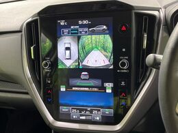 【マルチテレインモニター】車のフロントやサイドのカメラ画像を同時にモニター表示することで、悪路や狭い道を走行時でも周囲の状況確認ができ安心！本格SUVにうれしい装備です♪