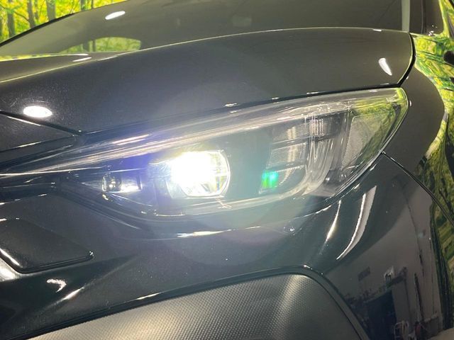 【LEDヘッドライト】悪天候や夜間走行時も良好な視界を確保し安心して運転できる高輝度LEDヘッドライトを装備！点灯速度が早く、消費電力も抑えられています。