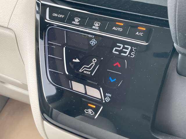 タッチパネル式オートエアコンです。温度設定だけで自動的に室内を快適空間にしてくれます。タッチパネル式なので、掃除もらくらくです。