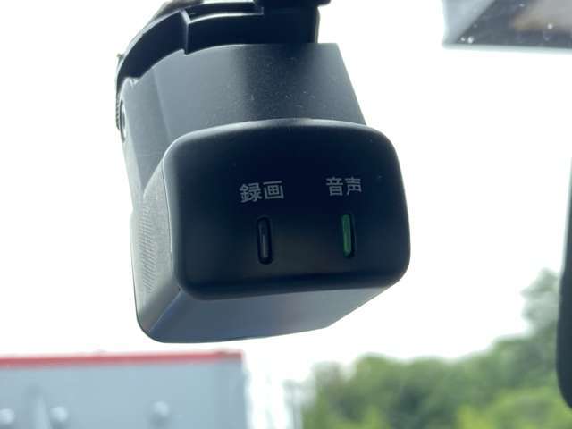 ドライブレコーダーは前後付いております。もしもの時には必要になります。より見やすく、使いやすく。ナビ画面で記録した映像の再生操作、各種設定が可能になりました。