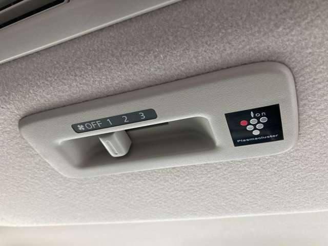 リヤシーリングファンです。空気を効率的に循環させることで、室内空間の温度を均等に保ちます。エアコンを使わない時でも、送風することで、後席でも心地よく過ごせます。