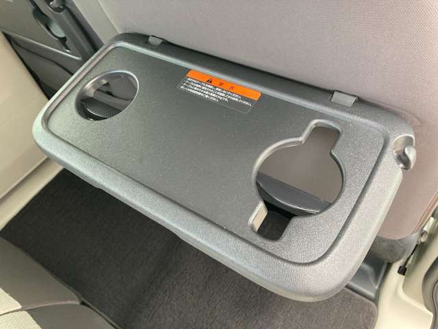 運転席・助手席シートバックテーブル。乳幼児用ドリンクマグ対応ホルダーを採用、さらにタブレット端末をたてかけやすいよう形状も工夫してます。