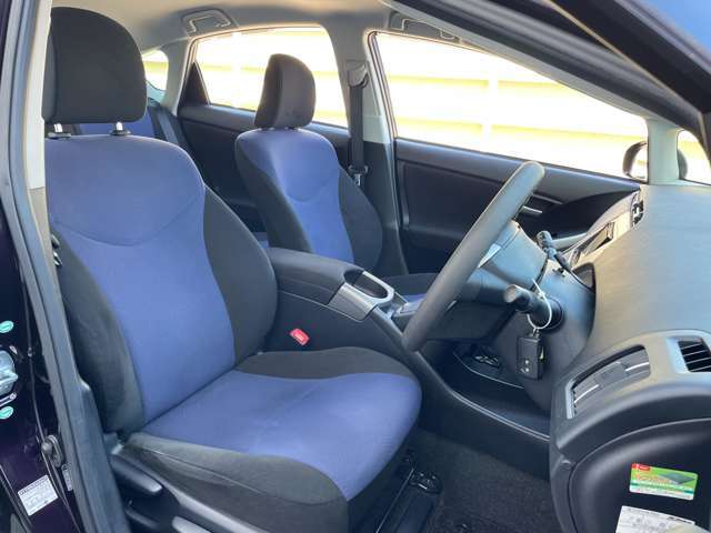 ◆【運転席】座り心地が良いシートなので長時間の運転でも快適にお過ごしいただけます。新品のフロアマットのご注文も可能です。