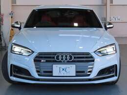 通常のS5はアルカンターラのハーフレザー仕様ですが、本車両はダイヤモンドステッチ入りのフルレザーシートを採用し、高級感ある室内空間を演出。さらに運転席・助手席にはマッサージ機能も備わる特別仕様です。