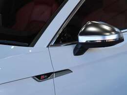 アウディの代名詞とも言える「バーチャルコックピット」も装備！メーターパネル上にナビ画面を表示したり、スピードメーターやタコメーターのデザインを切り替えたりと、ドライバーの好みに合わせた表示が可能です。