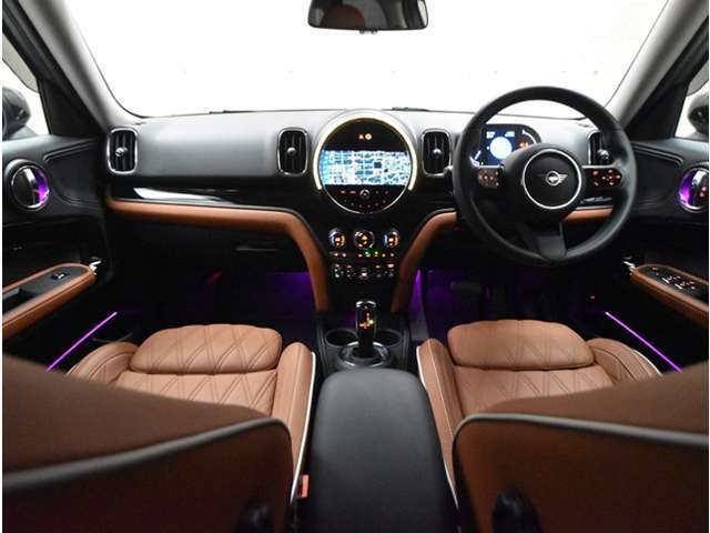 専門業者によるルームクリーニングを実施しております。　シートやフロアマットまでしっかり清掃して展示しています！