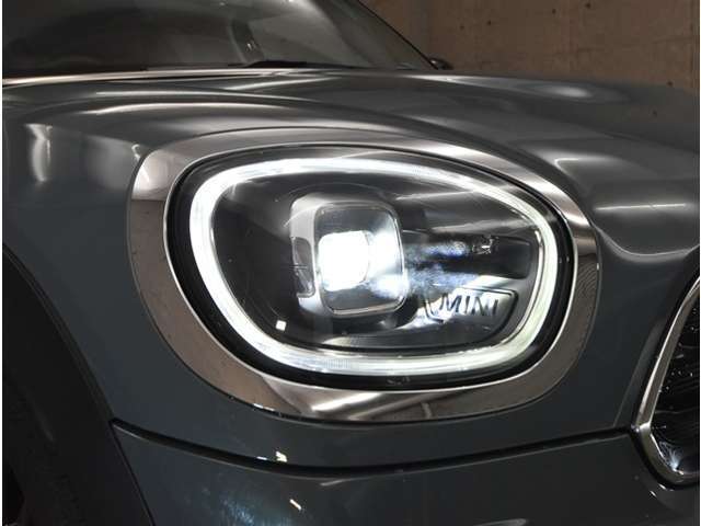 第三者機関2社がクルマの査定を行います。日本自動車鑑定協会と査定基準の厳しいAISの2社。第三者の立場からクルマを細かくチェック！