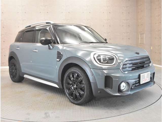 第三者機関2社がクルマの査定を行います。日本自動車鑑定協会と査定基準の厳しいAISの2社。第三者の立場からクルマを細かくチェック！