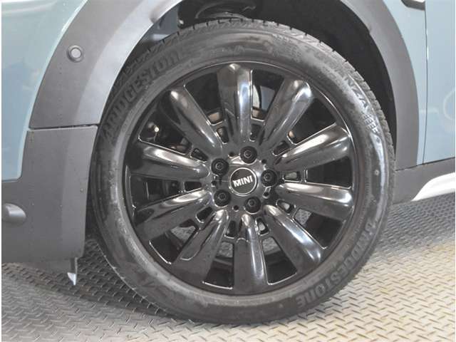 オプションの保証修理は全国の正規ディーラーで受けていただき、その費用は工賃、部品代ともに当社で負担しますので遠方の方でも安心してお乗りいただけます。