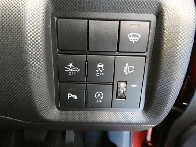 コーナーセンサーを車の前後に装備。障害物までの距離に応じて警告音を変えてお知らせ。縦列駐車時や駐車場・車庫などでの取り回しをサポートします。詳細は販売店スタッフまでおたずねください。